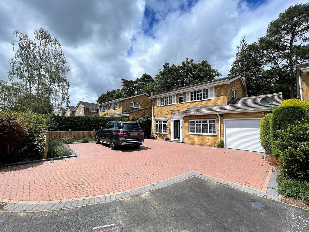 Larchfield Road, Fleet 4 bed detached house £2,000 pcm (£462 pw)