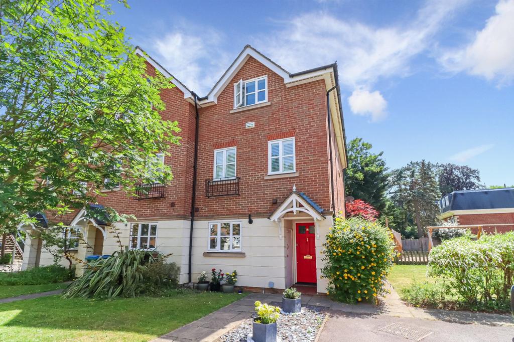 Molteno Road, Watford, Herts, WD17 4 bed end of terrace house £725,000