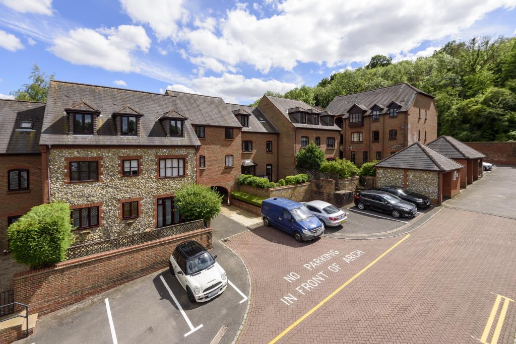 High Buckinghamshire, HP11 1 bed apartment £950 pcm (£219 pw)