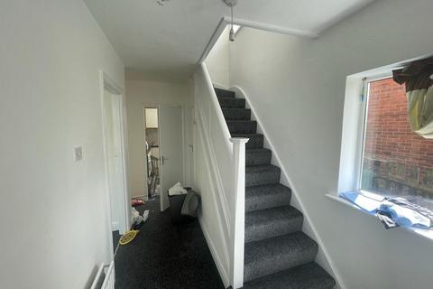 3 bedroom semi-detached house to rent, Healey Avenue, Hp13