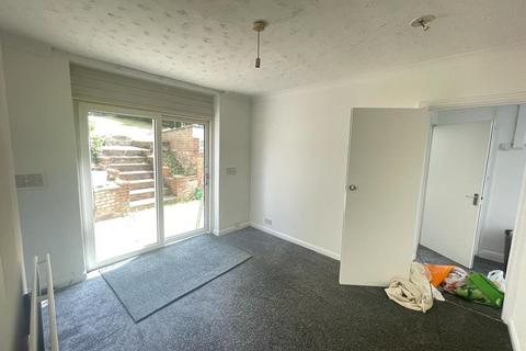 3 bedroom semi-detached house to rent, Healey Avenue, Hp13