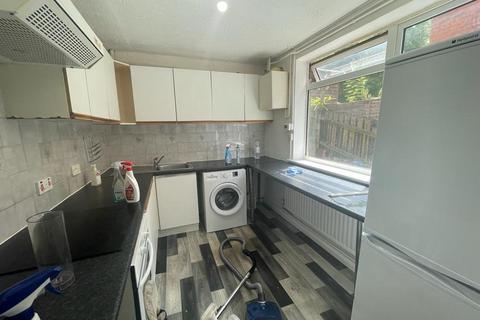 3 bedroom semi-detached house to rent, Healey Avenue, Hp13