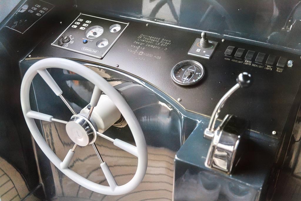 Steering wheel, bow thrusters and throttle