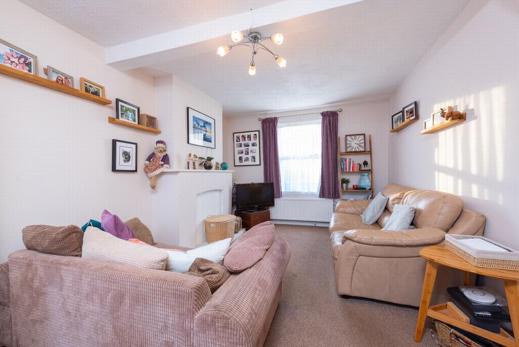 York Road, Farnborough, GU14 2 bed semidetached house £265,000