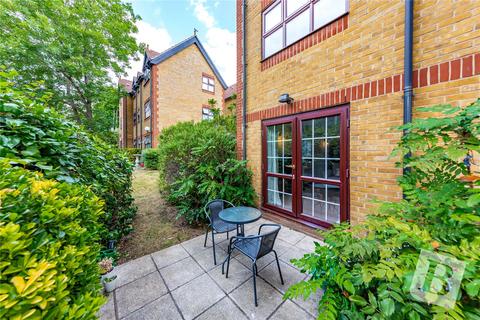 2 bedroom apartment for sale, St. James Court, Gilbert Road, Romford, RM1