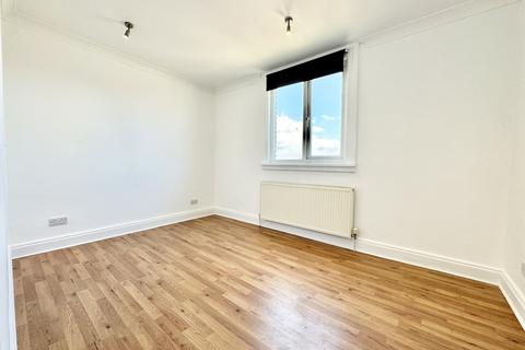 2 bedroom flat to rent, High Street, Margate