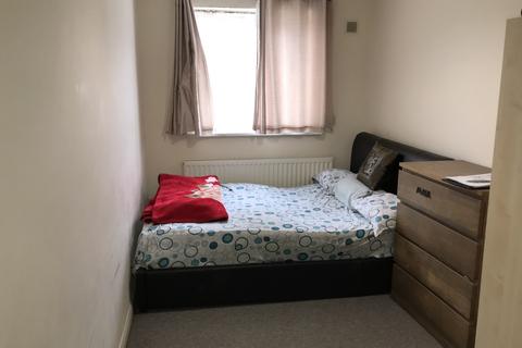 2 bedroom flat for sale - Woodgrange Close, Kenton, HA3