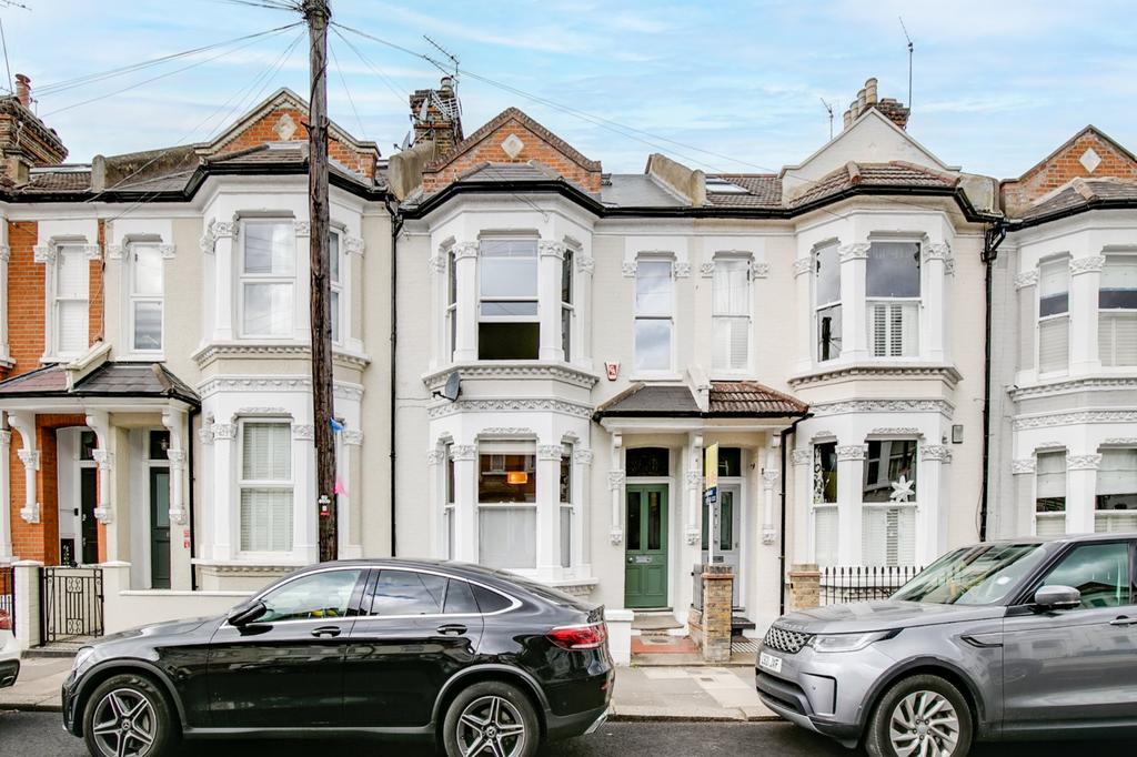 Sugden Road, London, SW11 2 bed apartment £775,000