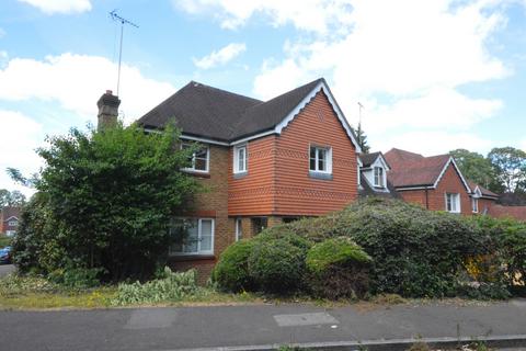 5 bedroom detached house to rent, Green Lane, Leatherhead, Surrey. KT22