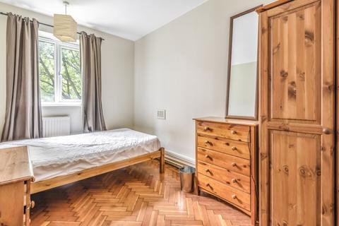 4 bedroom flat to rent - St. John's Drive London SW18