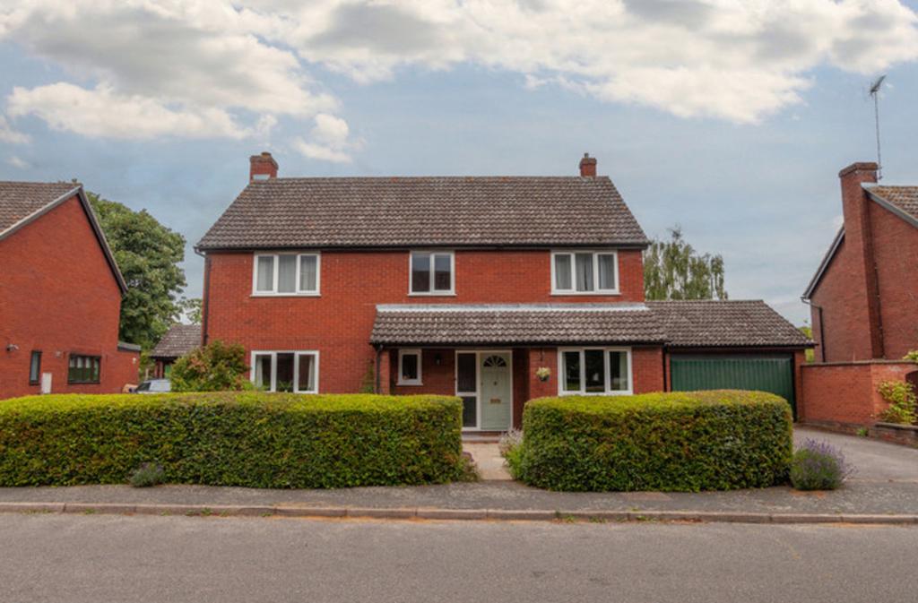 Gurdon Road, Woodbridge, IP13 5 bed detached house £550,000