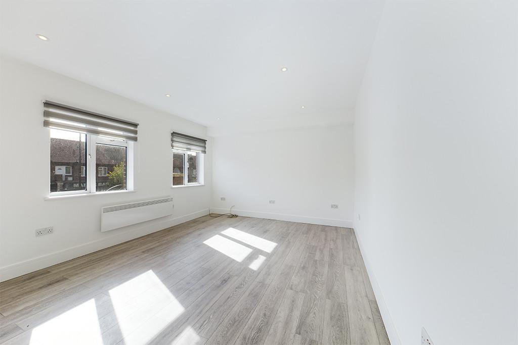 Victoria Road, Ruislip, Flat Above A... 2 bed apartment £1,395 pcm (£