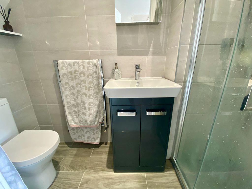 Ensuite to Bed 1