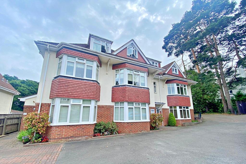 Queens Park 2 bed flat £260,000