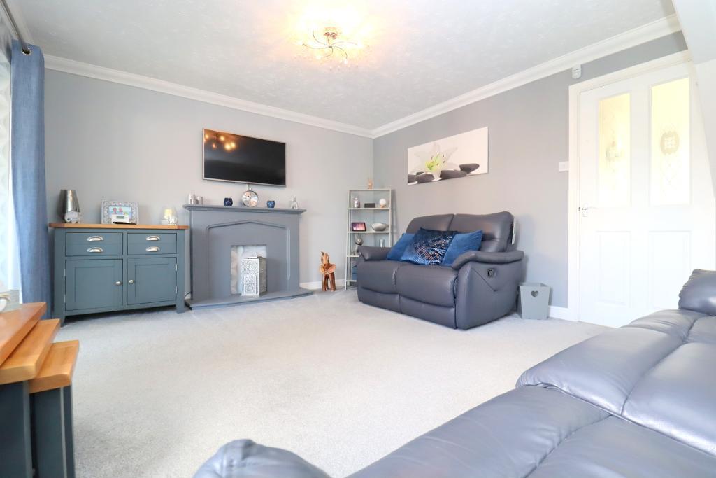 Lorimer Close, Bushmead, Luton, Bedfordshire, LU2 7RL 2 bed terraced