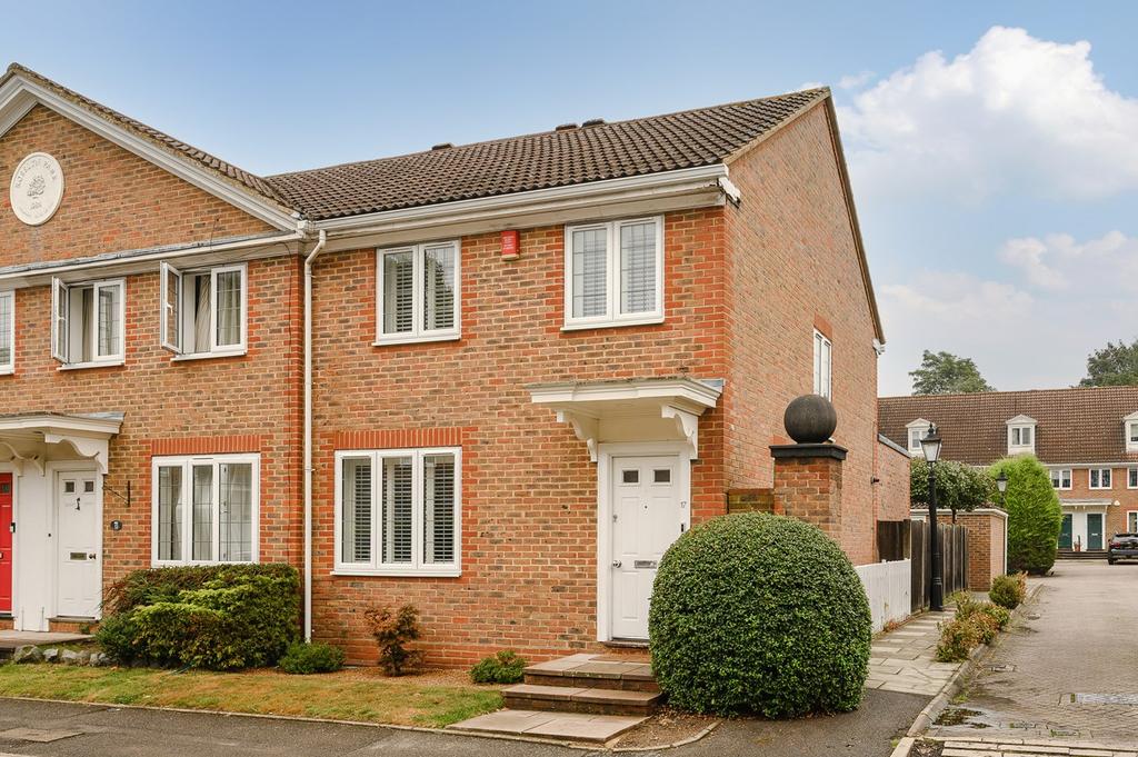 Rosslyn Park, Weybridge, KT13 3 bed end of terrace house £2,750 pcm