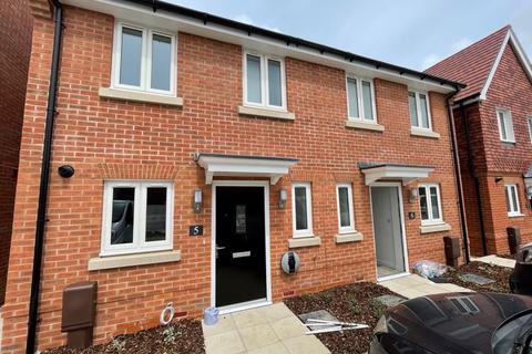 2 bedroom semi-detached house to rent, Baker Close, Chichester