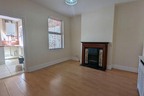 2 bedroom terraced house to rent, Cross Street, Kettering, NN16