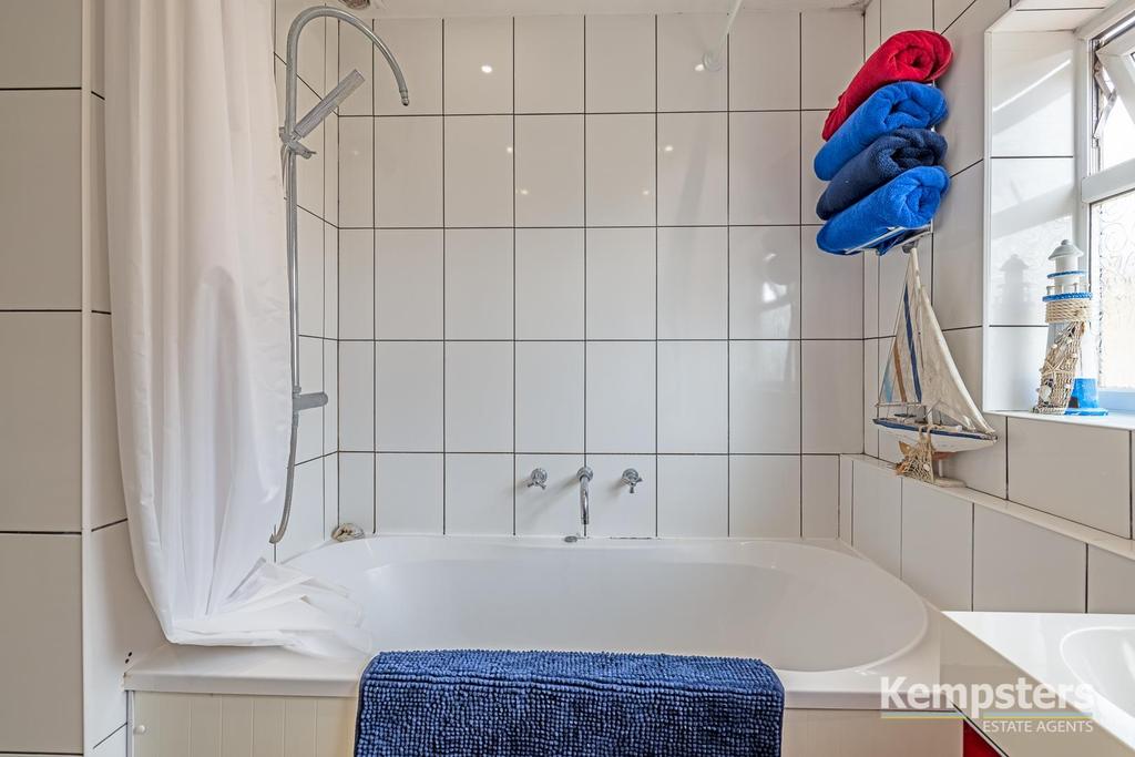 Bathroom 3rd.jpg