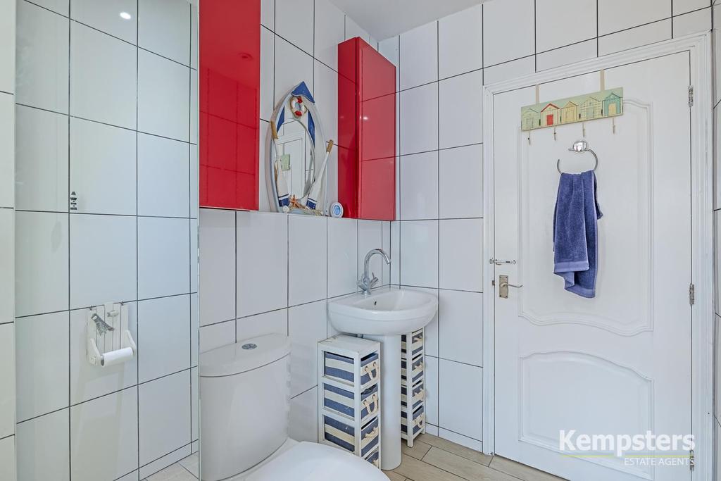 Bathroom 4tth.jpg