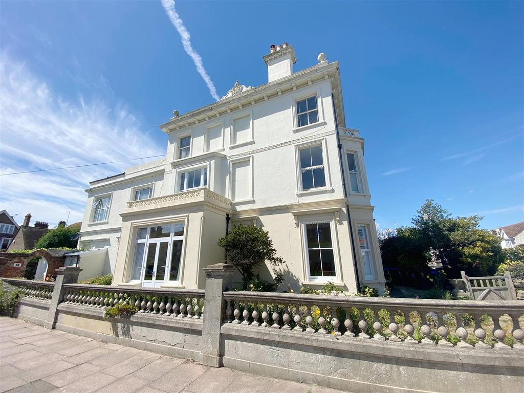 5 Heene Road, Worthing 2 bed flat £400,000