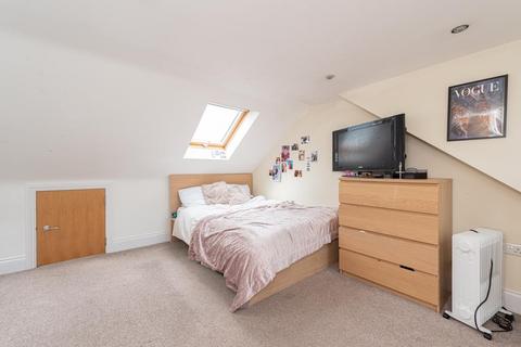 11 Dirdene Gardens, Epsom, KT17 4AT