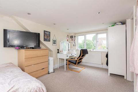11 Dirdene Gardens, Epsom, KT17 4AT