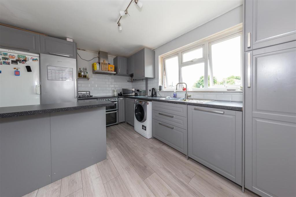 Maidenbower Avenue, Dunstable... 3 bed semidetached house £360,000