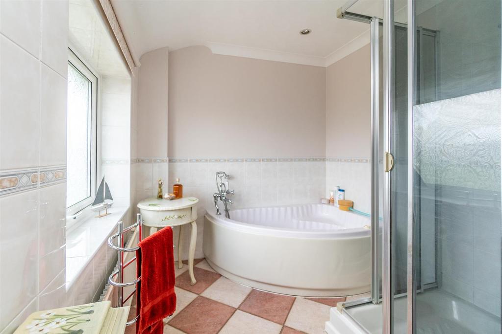 Bathroom (Formerly split into a further bedroom)