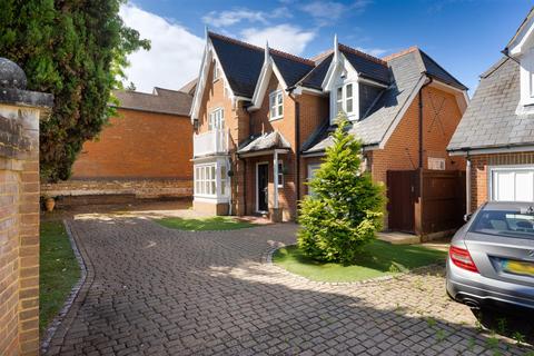 4 bedroom detached house to rent - Devey Close, Kingston Upon Thames