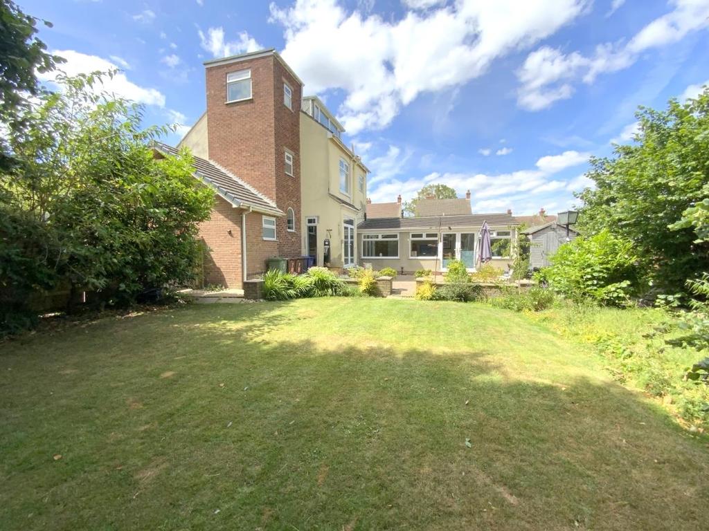Elm Gardens, Cleethorpes 5 bed detached house £320,000