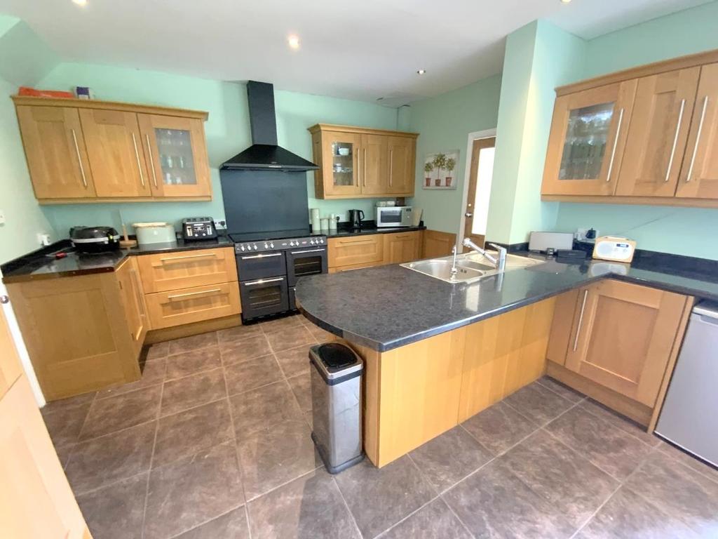 Elm Gardens, Cleethorpes 5 bed detached house £320,000