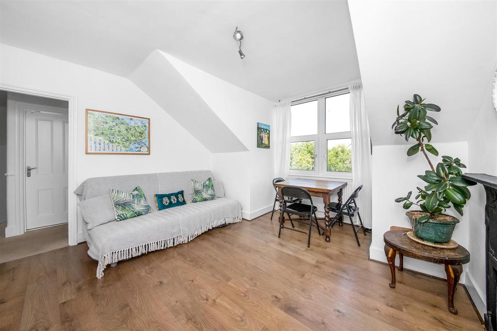Oakhill Road, Beckenham 2 bed flat £450,000