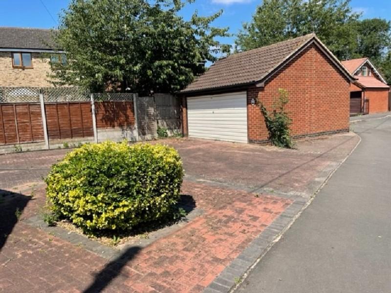 Alice Close, Bedworth, Warwickshire.... 3 bed detached bungalow £320,000