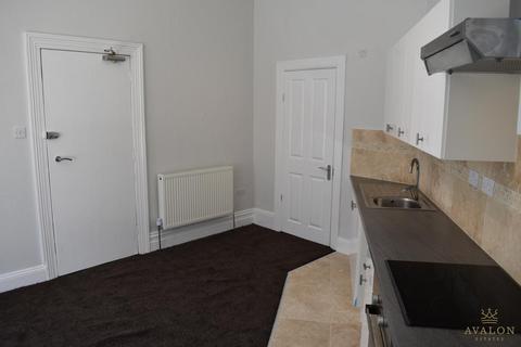 Studio to rent, BH1