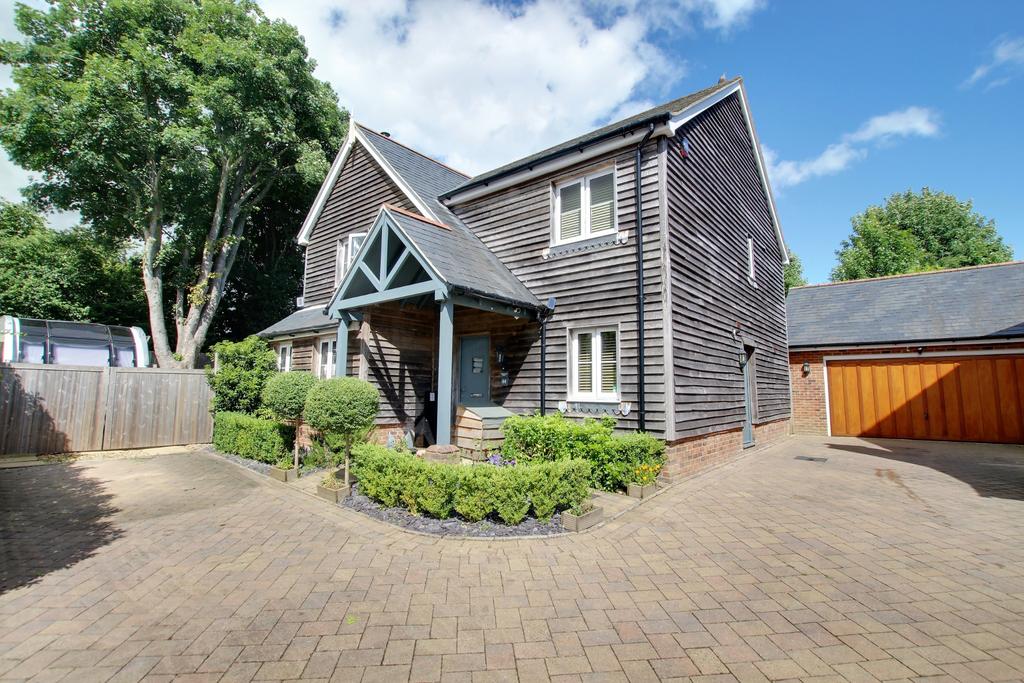CLANFIELD 4 bed detached house £750,000
