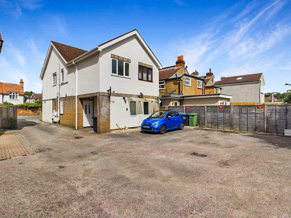 Walton Road, West Molesey, Surrey, KT8 1 bed £1,050 pcm (£