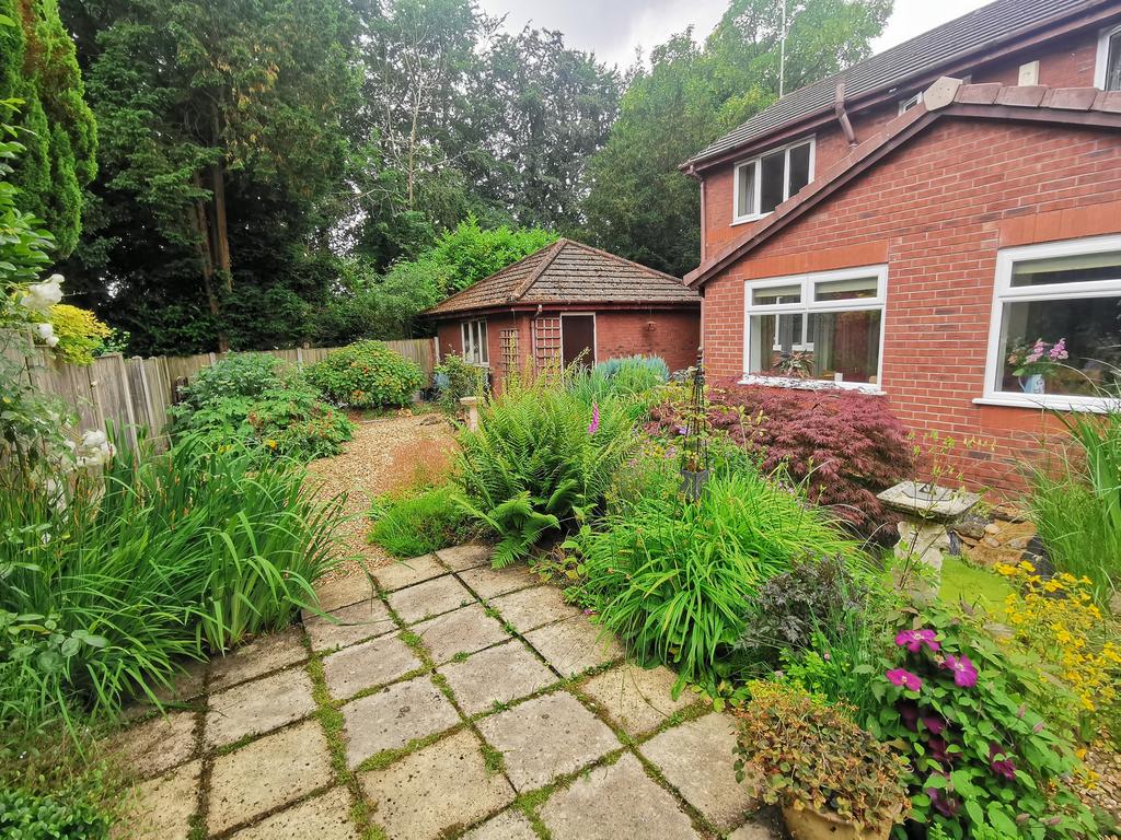 The Cloisters, Leyland PR25 4 bed detached house £350,000