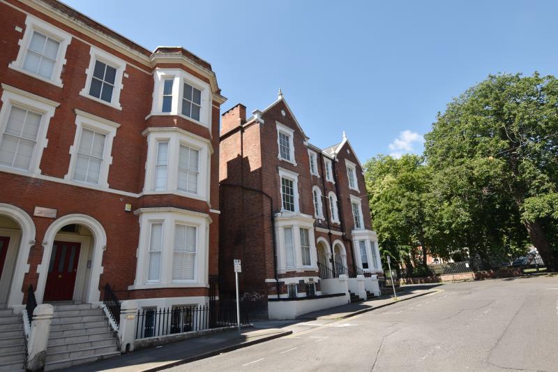 Wellington Court, East Circus Street... 3 bed apartment £2,000 pcm (£
