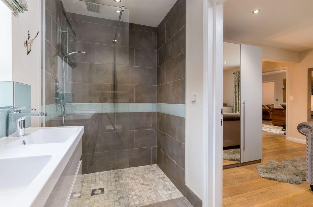 Ensuite to Bed 1