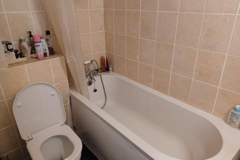 2 bedroom flat to rent - Lewis St, RM10