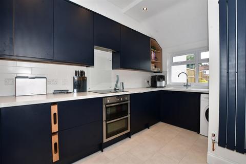 105 Whytecliffe Road North, Purley, CR8 2AE