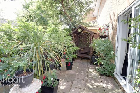 1 Challis Place, Bracknell, RG42 1FT
