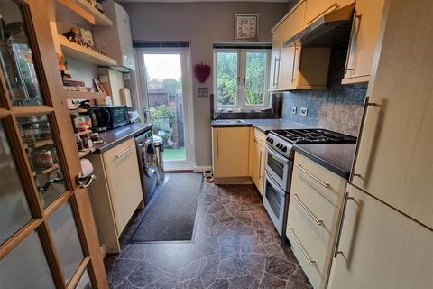 10a Queen Annes Terrace, Leatherhead, KT22 7HR