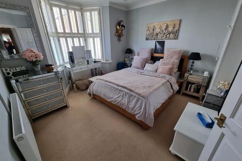 10a Queen Annes Terrace, Leatherhead, KT22 7HR