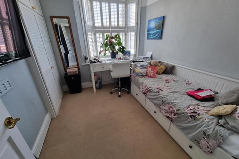 10a Queen Annes Terrace, Leatherhead, KT22 7HR