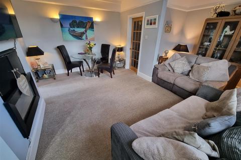 10a Queen Annes Terrace, Leatherhead, KT22 7HR