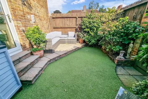 10a Queen Annes Terrace, Leatherhead, KT22 7HR