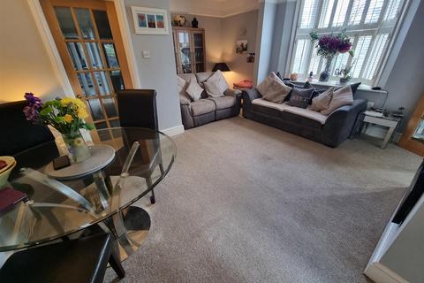 10a Queen Annes Terrace, Leatherhead, KT22 7HR