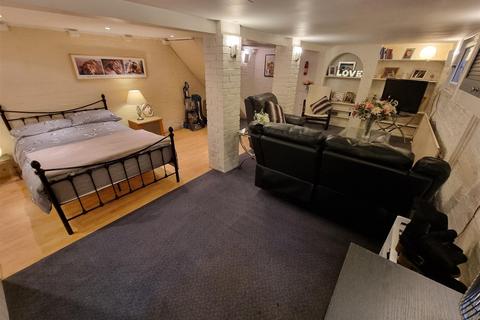 10a Queen Annes Terrace, Leatherhead, KT22 7HR